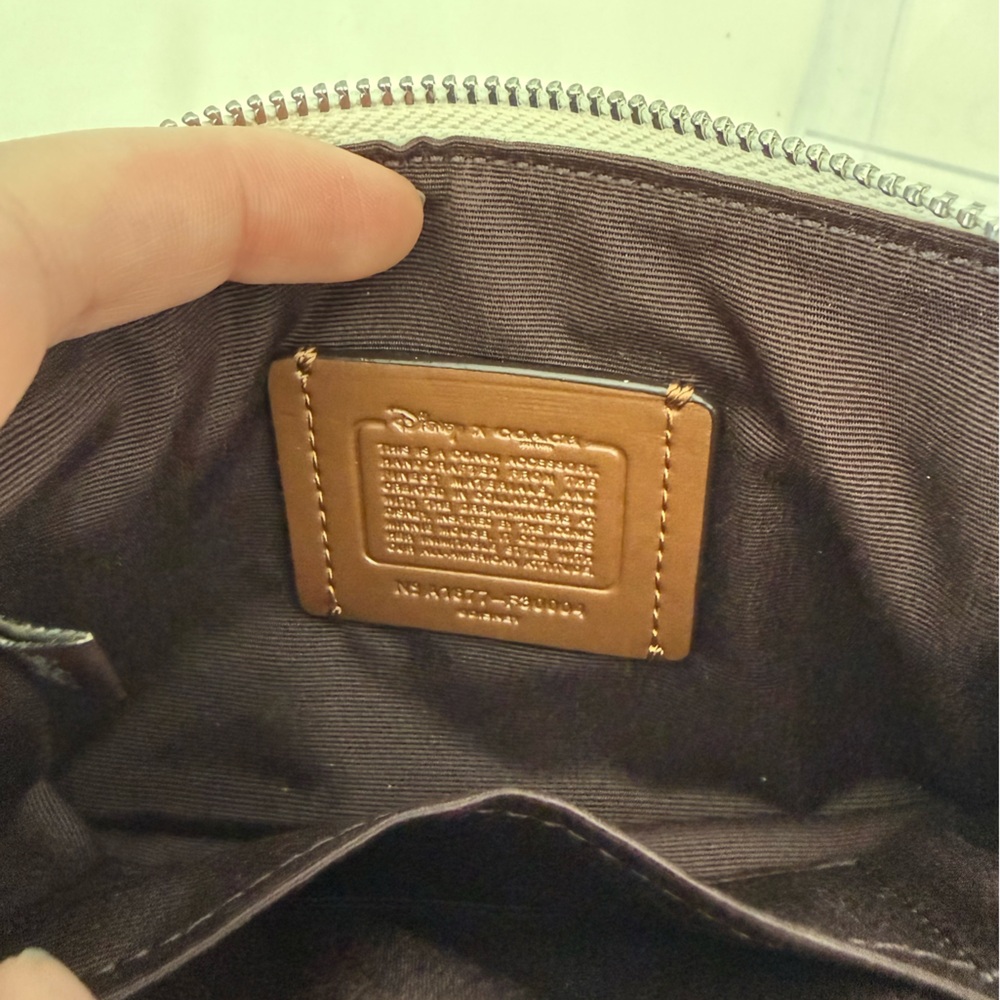 Coach x Disney Minnie Mouse Boombox Wristlet - Picture 3 of 5